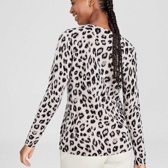 cashmere sweater covered in a cheetah print with crewneck. - Picture 2 of 8